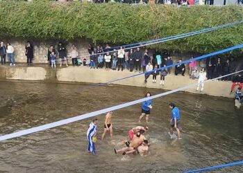 Αρπάχτηκαν στα χέρια κατά την κατάδυση του Σταυρού στα Τρίκαλα (ΒΙΝΤΕΟ)