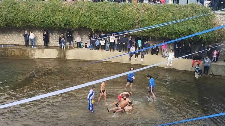 Αρπάχτηκαν στα χέρια κατά την κατάδυση του Σταυρού στα Τρίκαλα (ΒΙΝΤΕΟ)