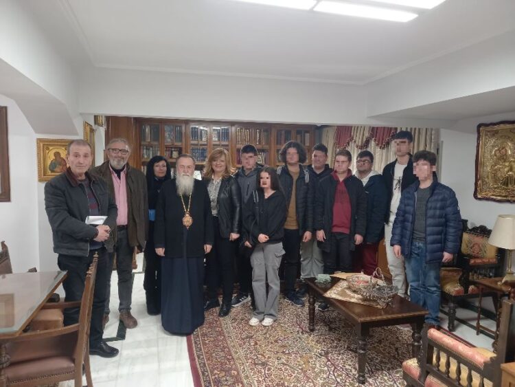 ΑΝΤΙΠΡΟΣΩΠΕΙΑ ΜΑΘΗΤΩΝ ΤΟΥ 1ου & 2ου ΓΕΝΙΚΟΥ ΛΥΚΕΙΟΥ ΚΟΡΙΝΘΟΥ ΕΠΙΣΚΕΦΘΗΚΑΝ ΤΟΝ ΜΗΤΡ. ΔΙΟΝΥΣΙΟ