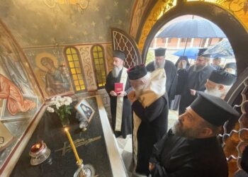 Τρισάγιο στον τάφο του μακαριστού Μητροπολίτου Λαρίσης  Θεολόγου από τον Αρχιεπίσκοπο