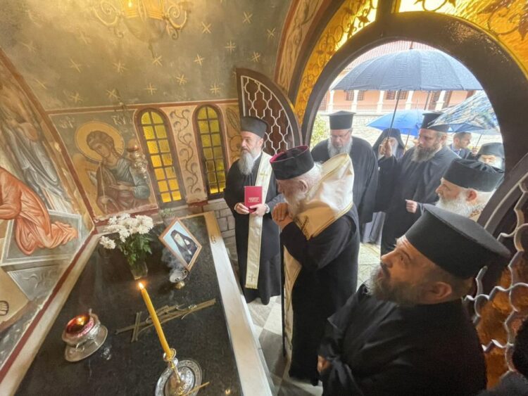 Τρισάγιο στον τάφο του μακαριστού Μητροπολίτου Λαρίσης  Θεολόγου από τον Αρχιεπίσκοπο