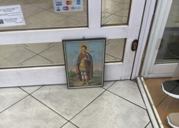 Εικόνες Αγίων στις εισόδους καταστημάτων βρήκαν έμποροι σε κεντρικούς δρόμους της Λάρισας