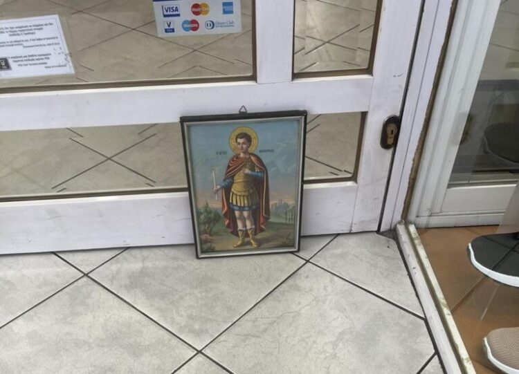 Εικόνες Αγίων στις εισόδους καταστημάτων βρήκαν έμποροι σε κεντρικούς δρόμους της Λάρισας