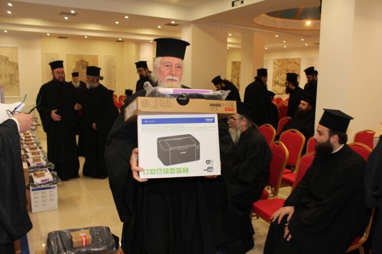 Παράδοση φορητών ηλεκτρονικών υπολογιστών και εκτυπωτών από το Ι.Π.Ε. σε κληρικούς της Εκκλησίας των Σερρών