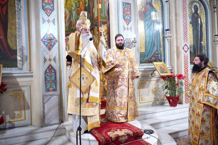 Χειροτονία νέου Διακόνου από τον Μητροπολίτη Πειραιώς