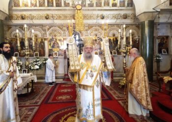 ΑΡΧΙΕΡΑΤΙΚΗ ΘΕΙΑ ΛΕΙΤΟΥΡΓΙΑ ΣΤΟΝ ΜΗΤΡΟΠΟΛΙΤΙΚΟ ΝΑΟ ΤΗΣ ΝΑΞΟΥ