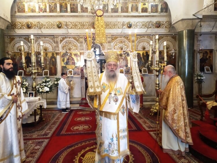 ΑΡΧΙΕΡΑΤΙΚΗ ΘΕΙΑ ΛΕΙΤΟΥΡΓΙΑ ΣΤΟΝ ΜΗΤΡΟΠΟΛΙΤΙΚΟ ΝΑΟ ΤΗΣ ΝΑΞΟΥ