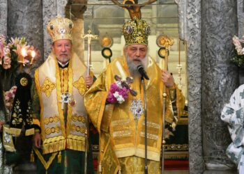 Η Κυριακή της Σταυροπροσκυνήσεως στην Εκατονταπυλιανή της Πάρου