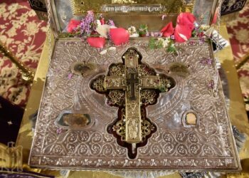 ΠΑΡΑΤΑΣΗ ΠΡΟΣΚΥΝΗΜΑΤΟΣ ΤΟΥ ΑΡΡΑΦΟΥ ΧΙΤΩΝΟΣ ΤΟΥ ΧΡΙΣΤΟΥ ΣΤΟΝ ΙΕΡΟ ΝΑΟ ΑΓΙΟΥ ΔΗΜΗΤΡΙΟΥ ΠΟΛΙΟΥΧΟΥ ΘΕΣΣΑΛΟΝΙΚΗΣ