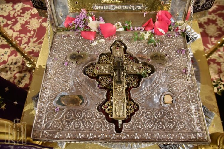 ΠΑΡΑΤΑΣΗ ΠΡΟΣΚΥΝΗΜΑΤΟΣ ΤΟΥ ΑΡΡΑΦΟΥ ΧΙΤΩΝΟΣ ΤΟΥ ΧΡΙΣΤΟΥ ΣΤΟΝ ΙΕΡΟ ΝΑΟ ΑΓΙΟΥ ΔΗΜΗΤΡΙΟΥ ΠΟΛΙΟΥΧΟΥ ΘΕΣΣΑΛΟΝΙΚΗΣ