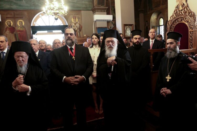 Παρουσία του Αρχιεπισκόπου η χειροθεσία του Νικόλαου Πατέρα σε Άρχοντα της ΜτΧΕ από τον Πατριάρχη