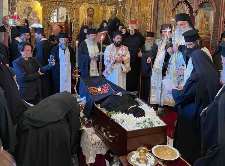 Ο Αρχιεπίσκοπος Κύπρου στην εξόδιο Ακολουθία της Ηγουμένης Αρχαγγέλου Μιχαήλ Αναλυόντα Μαριάμ μοναχής