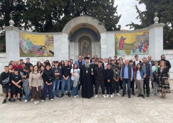 Ο ΜΗΤΡΟΠΟΛΙΤΗΣ ΚΙΤΡΟΥΣ ΓΕΩΡΓΙΟΣ ΜΕ ΜΑΘΗΤΕΣ ΣΤΑ ΒΗΜΑΤΑ ΤΟΥ ΑΠΟΣΤΟΛΟΥ ΠΑΥΛΟΥ