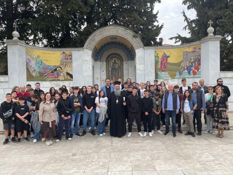 Ο ΜΗΤΡΟΠΟΛΙΤΗΣ ΚΙΤΡΟΥΣ ΓΕΩΡΓΙΟΣ ΜΕ ΜΑΘΗΤΕΣ ΣΤΑ ΒΗΜΑΤΑ ΤΟΥ ΑΠΟΣΤΟΛΟΥ ΠΑΥΛΟΥ