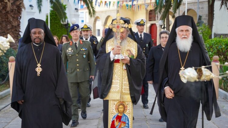 Η ΜΗΤΡΟΠΟΛΗ ΛΗΜΝΟΥ ΥΠΟΔΕΧΘΗΚΕ ΤΟ ΤΙΜΙΟ ΞΥΛΟ ΤΟΥ ΣΤΑΥΡΟΥ