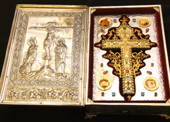 Το Τίμιο Ξύλο για προσκύνημα στον Ιερό Ναό Αγίων Κωνσταντίνου και Ελένης Πειραιώς