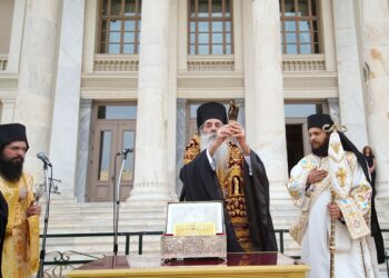 Η Τιμία Χείρα του Αγίου Χαραλάμπους από την Ι.Μονή Μεγάλου Σπηλαίου στον Πειραιά