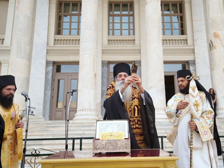 Η Τιμία Χείρα του Αγίου Χαραλάμπους από την Ι.Μονή Μεγάλου Σπηλαίου στον Πειραιά