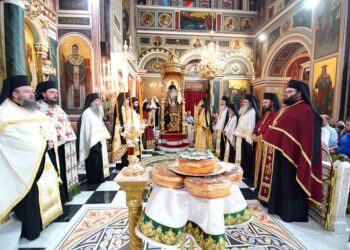 Εσπερινός Αγίων Κωνσταντίνου και Ελένης στον Πειραιά