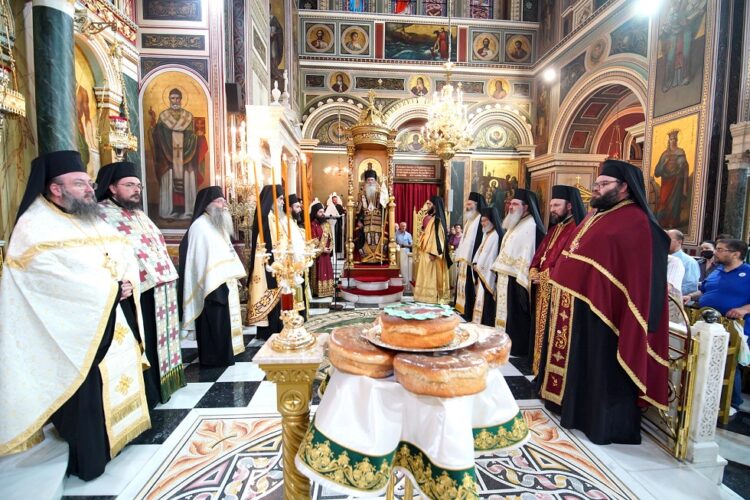 Εσπερινός Αγίων Κωνσταντίνου και Ελένης στον Πειραιά