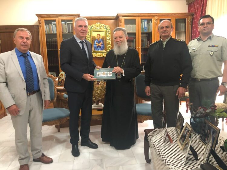 Ο ΠΡΟΕΔΡΟΣ ΚΑΙ ΜΕΛΗ ΤΟΥ Δ.Σ. ΤΟΥ ΠΟΛΕΜΙΚΟΥ ΜΟΥΣΕΙΟΥ ΣΤΟΝ ΜΗΤΡΟΠΟΛΙΤΗ ΧΑΛΚΙΔΟΣ