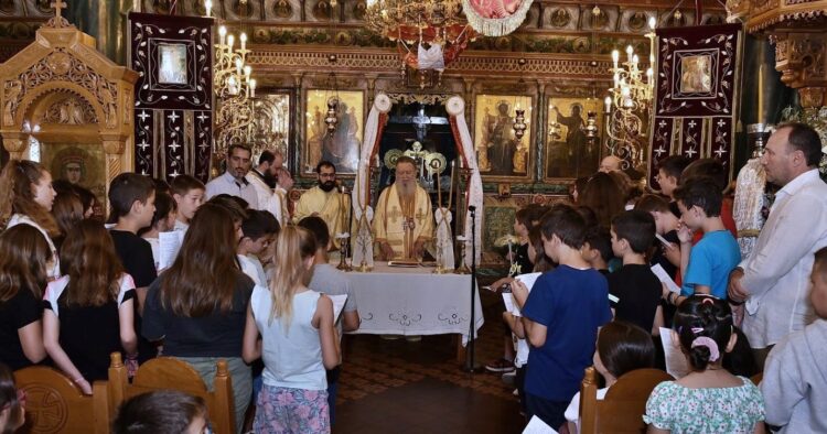 Ο ΜΗΤΡΟΠΟΛΙΤΗΣ ΧΑΛΚΙΔΟΣ ΣΕ ΣΧΟΛΙΚΕΣ ΛΕΙΤΟΥΡΓΙΚΕΣ ΣΥΝΑΞΕΙΣ