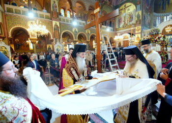 Η Ακολουθία του Εσπερινού της Αποκαθηλώσεως στον Καθεδρικό Ιερό Ναό Αγίας Τριάδος Πειραιώς