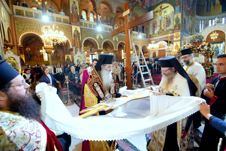 Η Ακολουθία του Εσπερινού της Αποκαθηλώσεως στον Καθεδρικό Ιερό Ναό Αγίας Τριάδος Πειραιώς