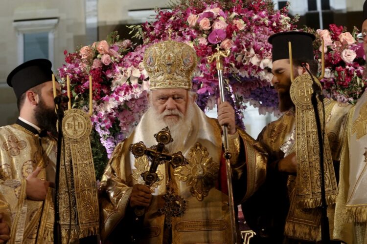 Ο Επιτάφιος Θρήνος στον Μητροπολιτικό Ναό Αθηνών