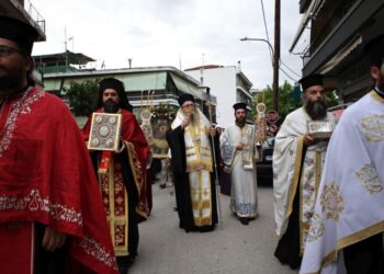 Η λιτανεία της Θαυματουργού Εικόνας της Ζωοδόχου Πηγής στη Λάρισα