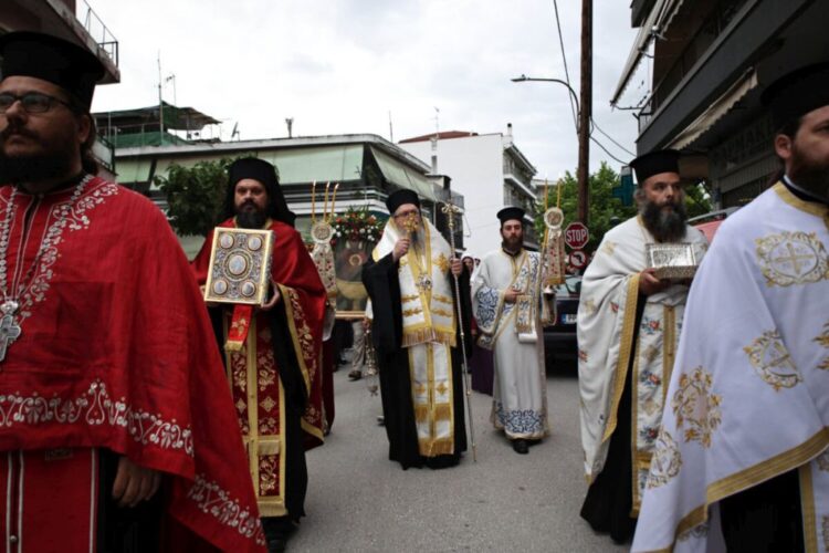 Η λιτανεία της Θαυματουργού Εικόνας της Ζωοδόχου Πηγής στη Λάρισα
