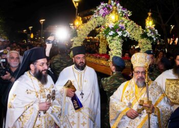 Πλήθος πιστών στην Ακολουθία του Επιταφίου στην Καλαμάτα