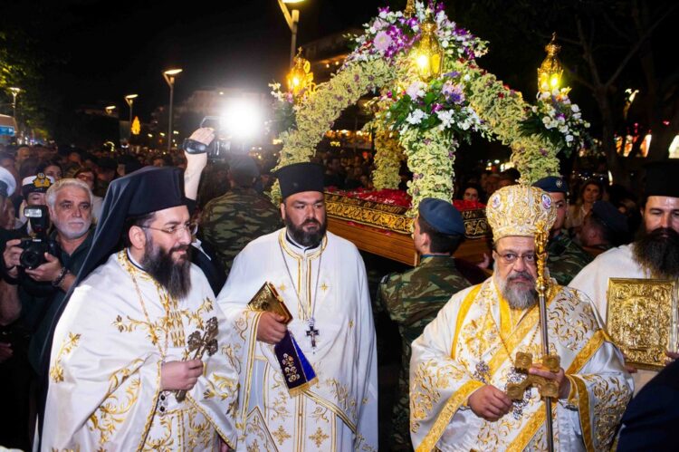 Πλήθος πιστών στην Ακολουθία του Επιταφίου στην Καλαμάτα