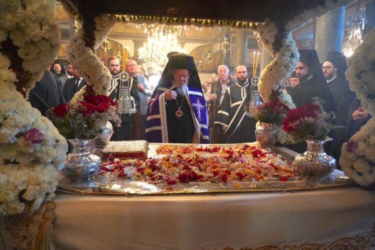 Σε ατμόσφαιρα συγκίνησης η Ακολουθία του Εσπερινού της Αποκαθηλώσεως στο Φανάρι