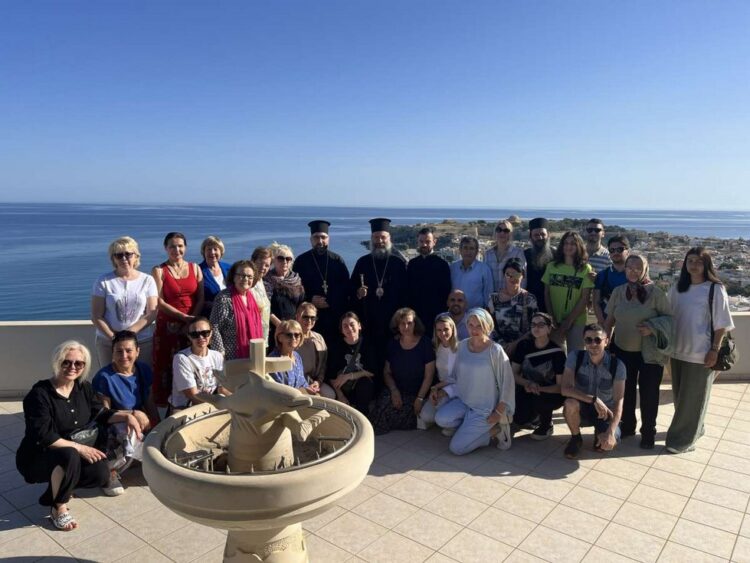 ΟΜΙΛΟΣ ΠΡΟΣΚΥΝΗΤΩΝ ΑΠΟ ΤΟ ΟΙΚΟΥΜΕΝΙΚΟ ΠΑΤΡΙΑΡΧΕΙΟ ΣΤΗΝ ΙΕΡΑ ΜΗΤΡΟΠΟΛΗ ΡΕΘΥΜΝΗΣ ΚΑΙ ΑΥΛΟΠΟΤΑΜΟΥ