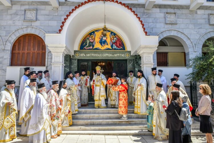 Σερρών Θεολόγος: «Η σημερινή λαμπρή εορτή μας καλεί να γνωρίσουμε τον Χριστό και τη δύναμη της Αναστάσεως Αυτού»