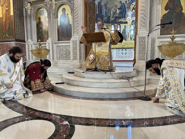 Η Κυριακή της Πεντηκοστής στον Καθεδρικό Ιερό Ναό Αγίας Τριάδος Πειραιώς