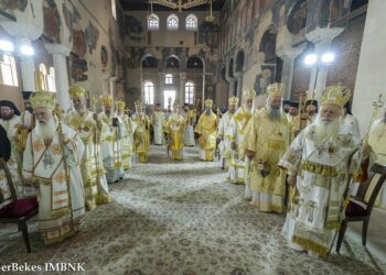 Με λαμπρότητα το Πολυαρχιερατικό Συλλείτουργο για την εορτή των Πρωτοκορυφαίων Αποστόλων στη Βέροια