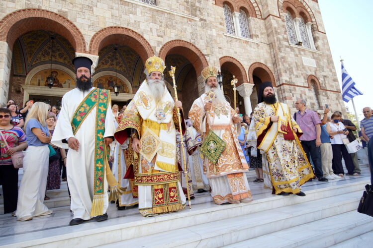 Η λαμπρή Ιερά πανήγυρις του Καθεδρικού Ιερού Ναού Αγίας Τριάδος Πειραιώς