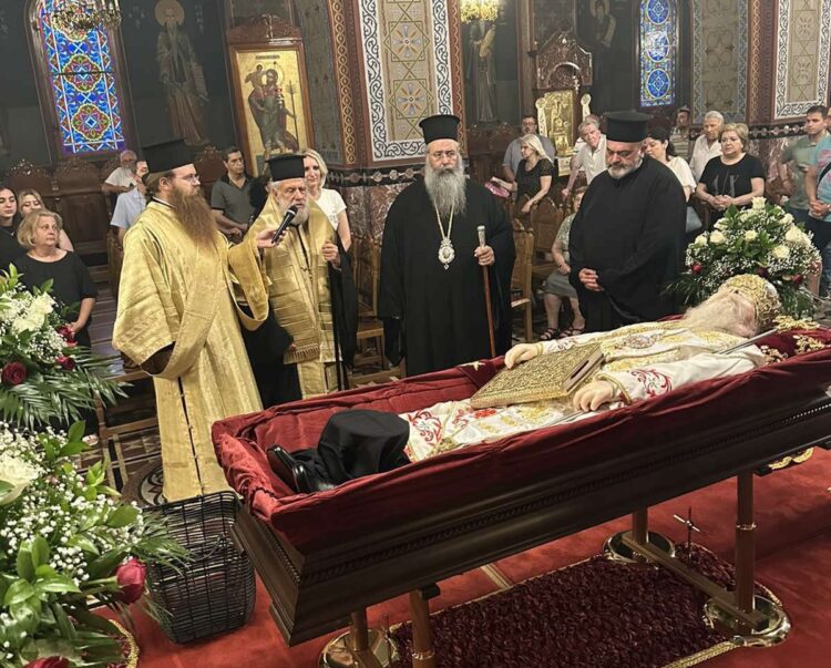 ΣΥΝΕΧΙΖΕΤΑΙ ΤΟ ΛΑΪΚΟ ΠΡΟΣΚΥΝΗΜΑ ΣΤΗ ΣΟΡΟ ΤΟΥ ΜΗΤΡΟΠΟΛΙΤΗ ΑΓΑΘΟΝΙΚΟΥ