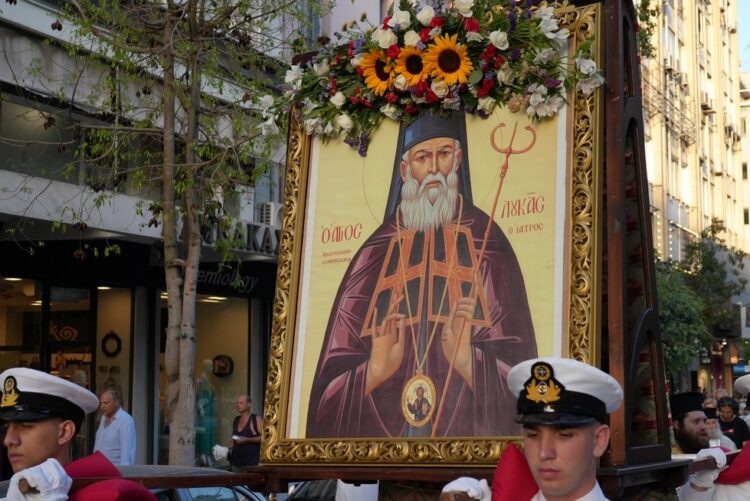 Ο Άγιος Λουκάς ο ιατρός ευλόγησε την πόλη του Πειραιά