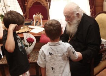 Ασυνόδευτα προσφυγόπουλα της «ΣΥΝΥΠΑΡΞΙΣ» και παιδιά από το Εκκλησιαστικό Ορφανοτροφείο στον Αρχιεπίσκοπο