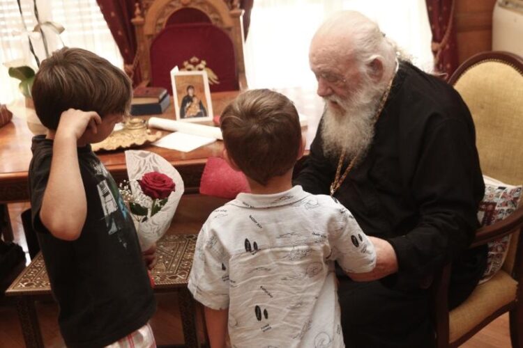 Ασυνόδευτα προσφυγόπουλα της «ΣΥΝΥΠΑΡΞΙΣ» και παιδιά από το Εκκλησιαστικό Ορφανοτροφείο στον Αρχιεπίσκοπο