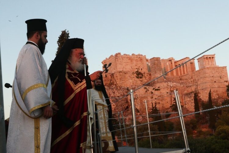 Αρχιεπίσκοπος: Εύχομαι οι Άγιοι Απόστολοι να μας βγάλουν από τις δυσκολίες