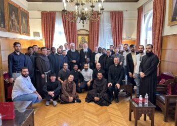 ΑΡΧΙΕΠΙΣΚΟΣ ΙΕΡΩΝΥΜΟΣ ΣΕ ΦΟΙΤΗΤΕΣ ΤΟΥ ΚΟΣΜΟΥ:  ΚΑΛΟΥΜΕΘΑ ΜΕΣΑ ΣΕ ΜΙΑ ΕΠΟΧΗ ΜΕ ΦΟΒΕΡΕΣ ΔΥΣΚΟΛΙΕΣ ΝΑ ΔΩΣΟΥΜΕ ΤΗ ΜΑΡΤΥΡΙΑ ΤΗΣ ΑΓΑΠΗΣ ΤΟΥ ΘΕΟΥ ΜΕΣΑ ΑΠΟ ΤΗ ΔΙΑΚΟΝΙΑ ΚΑΙ ΤΗΝ ΕΙΡΗΝΙΚΗ ΠΑΡΟΥΣΙΑ ΜΑΣ ΣΤΗΝ ΕΚΚΛΗΣΙΑ