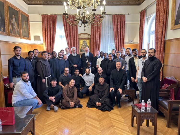 ΑΡΧΙΕΠΙΣΚΟΣ ΙΕΡΩΝΥΜΟΣ ΣΕ ΦΟΙΤΗΤΕΣ ΤΟΥ ΚΟΣΜΟΥ:  ΚΑΛΟΥΜΕΘΑ ΜΕΣΑ ΣΕ ΜΙΑ ΕΠΟΧΗ ΜΕ ΦΟΒΕΡΕΣ ΔΥΣΚΟΛΙΕΣ ΝΑ ΔΩΣΟΥΜΕ ΤΗ ΜΑΡΤΥΡΙΑ ΤΗΣ ΑΓΑΠΗΣ ΤΟΥ ΘΕΟΥ ΜΕΣΑ ΑΠΟ ΤΗ ΔΙΑΚΟΝΙΑ ΚΑΙ ΤΗΝ ΕΙΡΗΝΙΚΗ ΠΑΡΟΥΣΙΑ ΜΑΣ ΣΤΗΝ ΕΚΚΛΗΣΙΑ