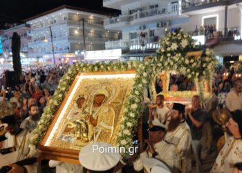 Χιλιάδες πιστοί συμμετείχαν στην λιτανεία του Επιταφίου της Παναγίας και της Εικόνας της Τριχερούσας στην Παραλία Κατερίνης