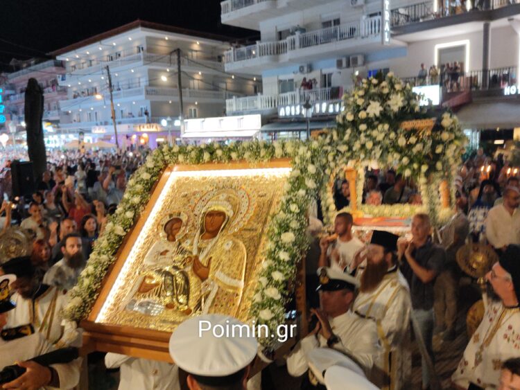Χιλιάδες πιστοί συμμετείχαν στην λιτανεία του Επιταφίου της Παναγίας και της Εικόνας της Τριχερούσας στην Παραλία Κατερίνης
