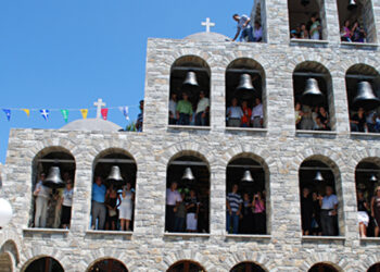 Χτυπούν χαρμόσυνα τα 400 σήμαντρα και οι 62 καμπάνες στο Τρίκορφο με την αγιοκατάταξη του Παπουλάκου