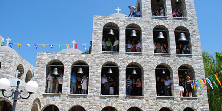 Χτυπούν χαρμόσυνα τα 400 σήμαντρα και οι 62 καμπάνες στο Τρίκορφο με την αγιοκατάταξη του Παπουλάκου